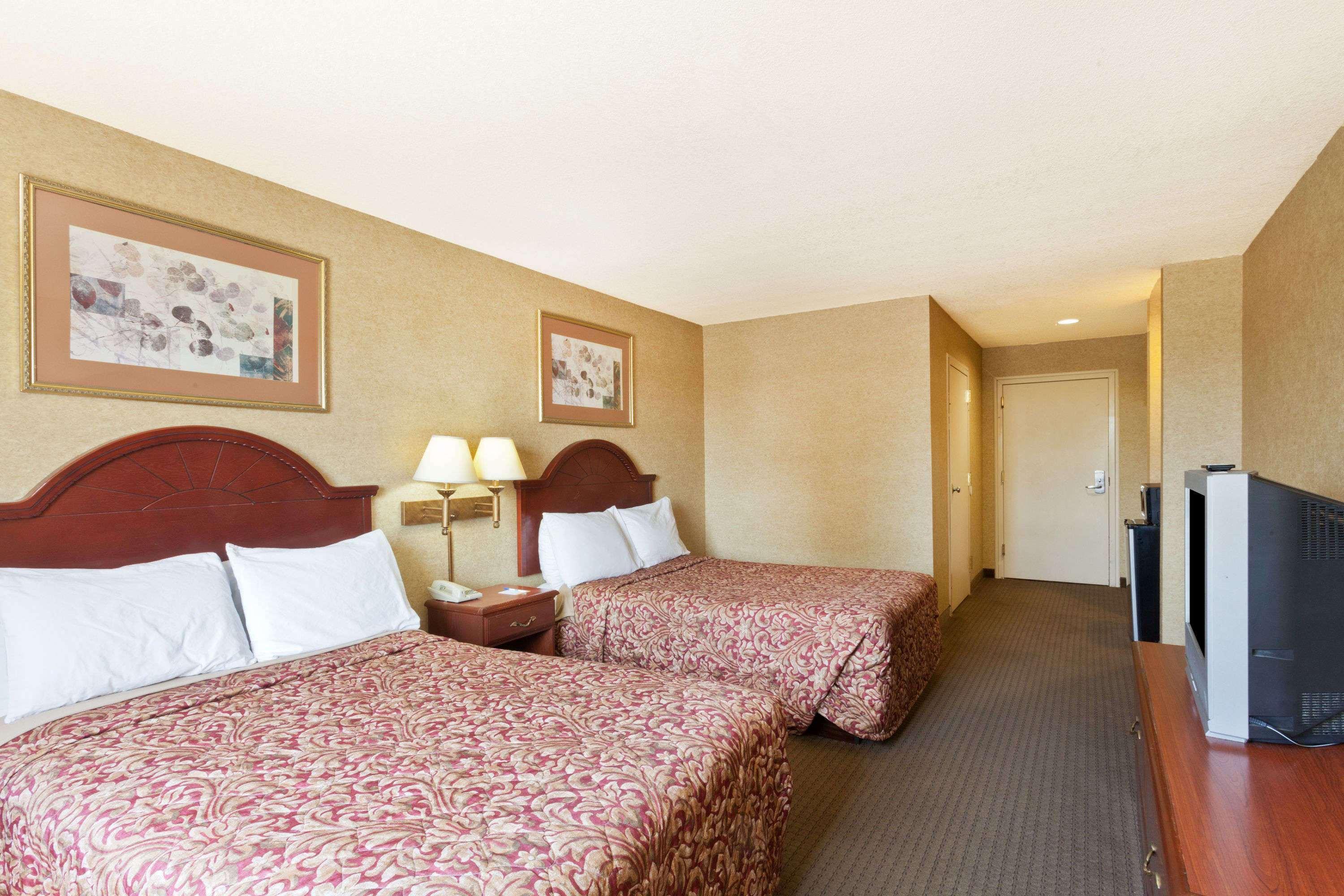 Days Inn & Suites By Wyndham Wynne Exteriér fotografie