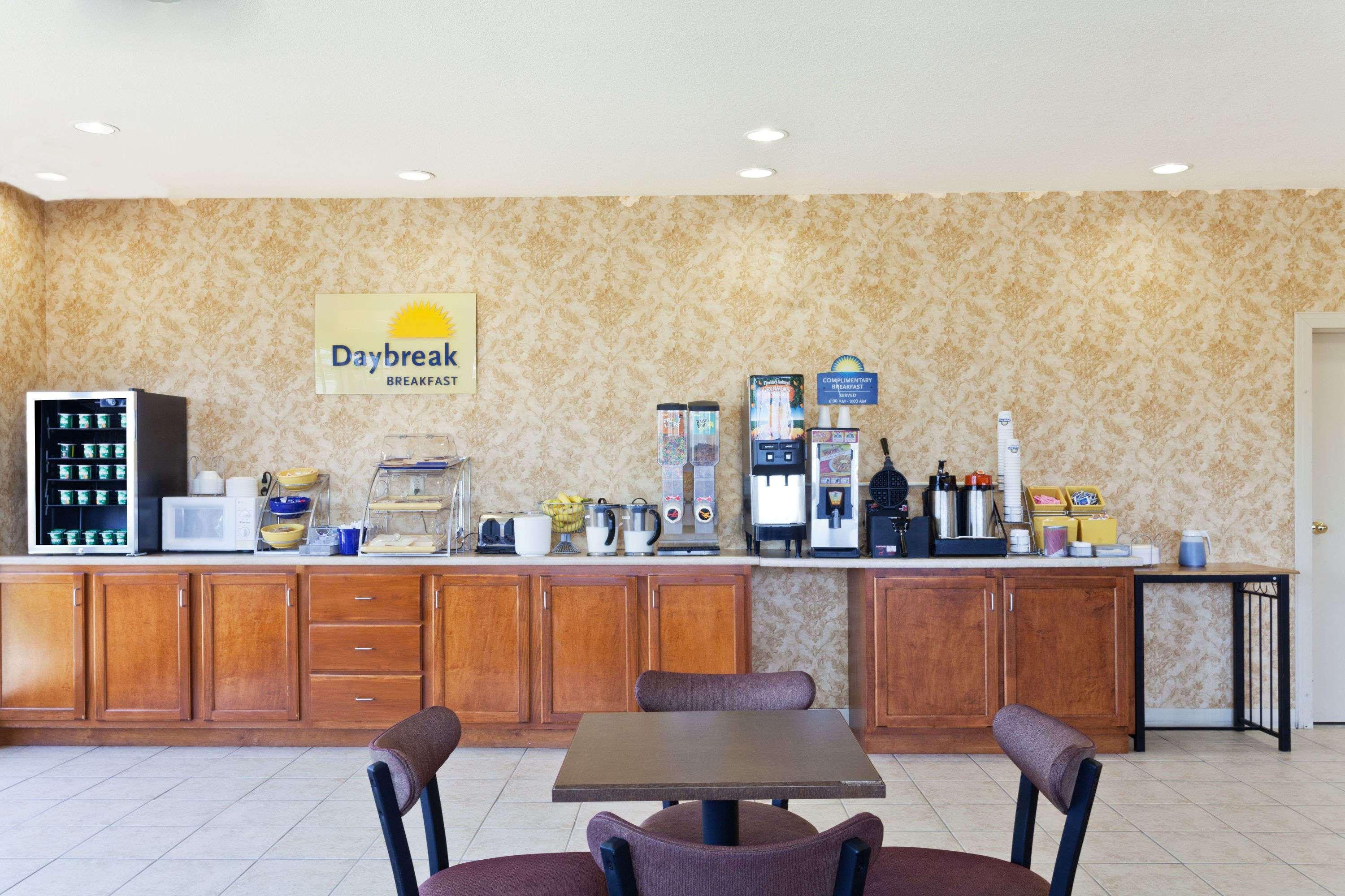 Days Inn & Suites By Wyndham Wynne Exteriér fotografie