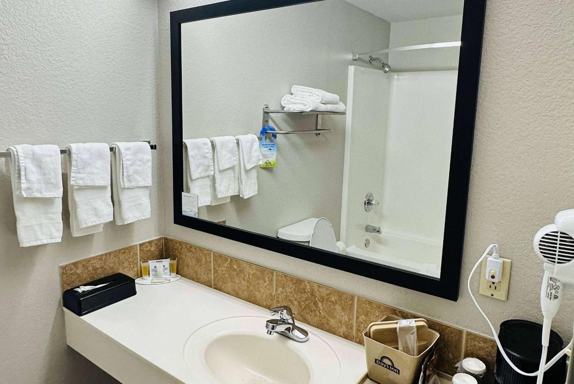 Days Inn & Suites By Wyndham Wynne Exteriér fotografie