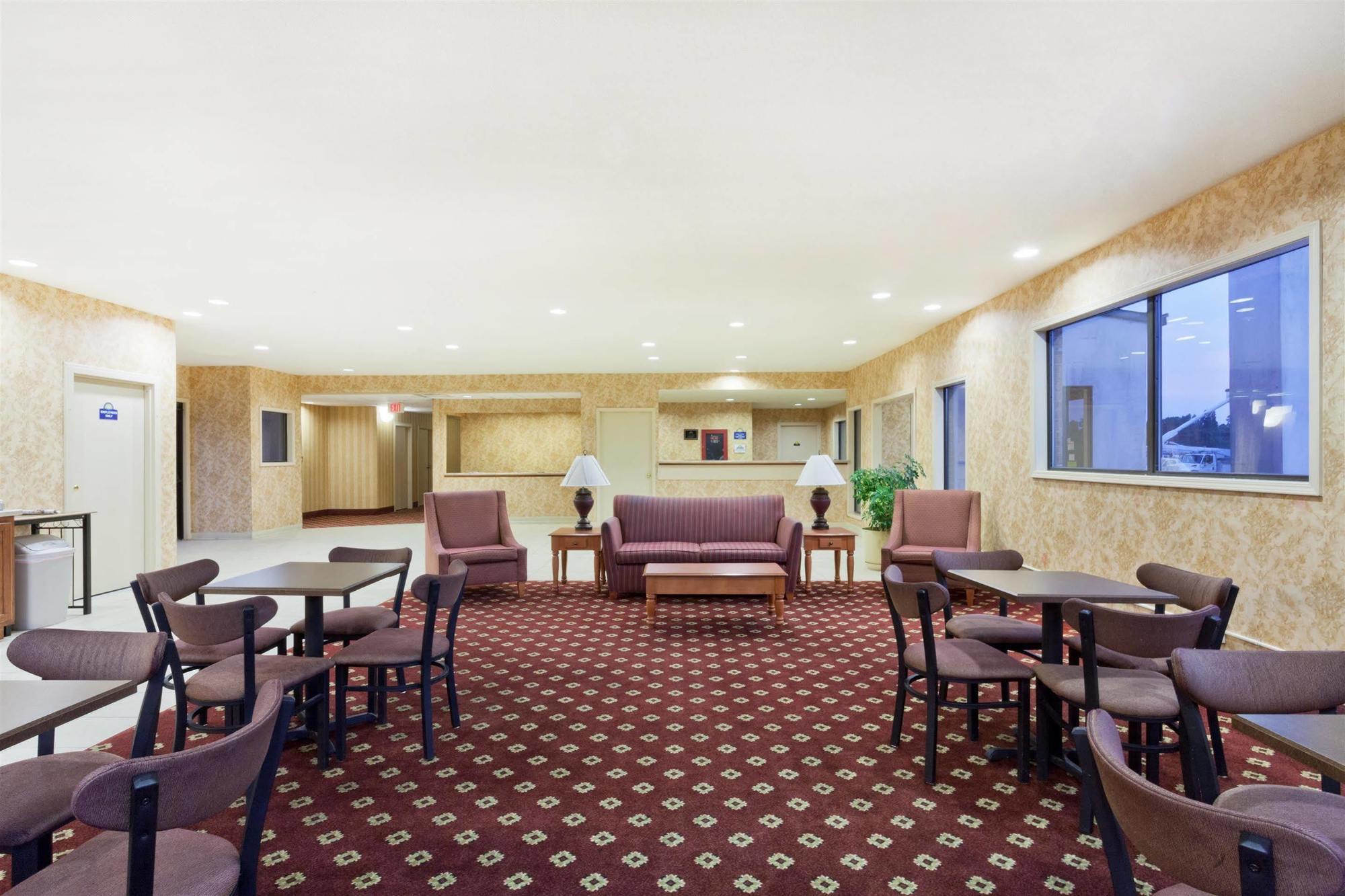 Days Inn & Suites By Wyndham Wynne Exteriér fotografie